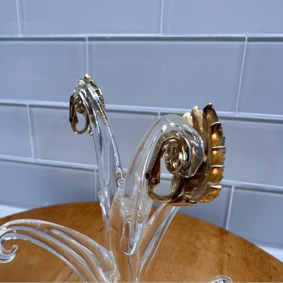 Vintage Crown Trifari Art Deco Fan Gold Tone Clip On Earrings Flapper Feather - Picture 5 of 9